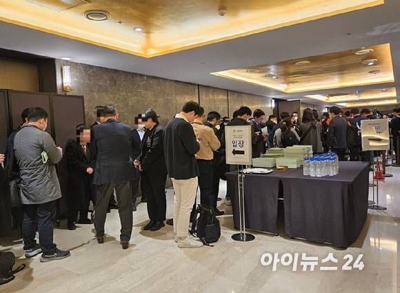 지난 3월28일 서울 용산구 몬드리안 호텔에서 열린 고려아연 제51기 정기 주주총회에 입장하기 위해 주주들이  주총장 밖에서 대기하고 있다. [사진=최란 기자]