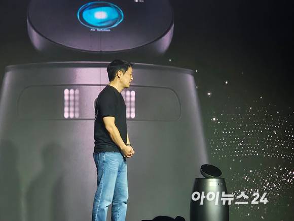 최성환 SK네트웍스 사업총괄 사장 겸 나무엑스 EA가 웰니스 로봇을 소개하고 있다. [사진=설재윤 기자]