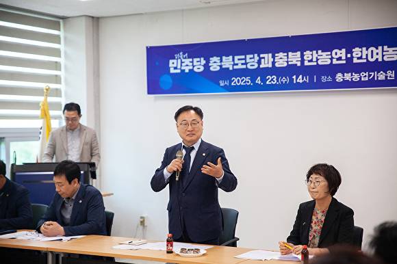 이광희 민주당 충북도당위원장이 23일 충북농업기술원에서 열린 충북 한농연·한여농 연합회 정책 간담회에서 인사말을 하고 있다. [사진=더불어민주당 충북도당]