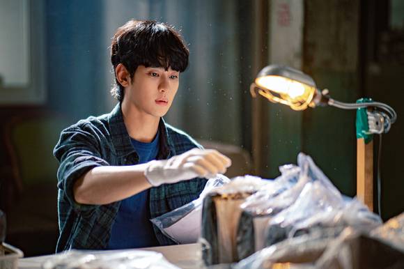 '넉오프'는 1997년 한국의 외환 위기 당시를 배경으로 인생이 송두리째 바뀐 한 남자가 세계적인 짝퉁 시장의 제왕으로 성장하는 과정을 다룬 드라마다. 사진은 '넉오프' 김수현 스틸컷. [사진=월트디즈니 컴퍼니 코리아]