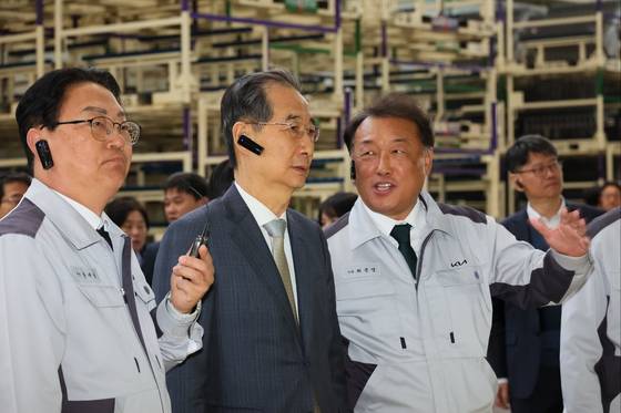 한덕수 총리가 지난 15일 기아오토랜드 광주공장을 시찰하고 있다. [사진 국무총리실]