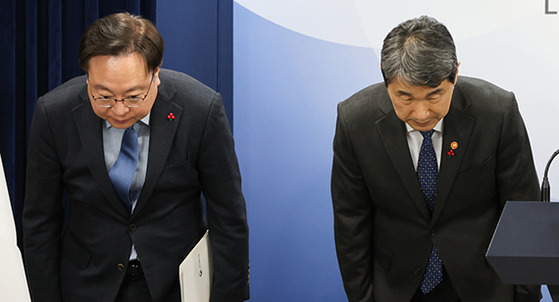 이주호 사회부총리 겸 교육부장관(오른쪽)과 조규홍 보건복지부장관이 지난 1월 10일 서울 종로구 정부서울청사에서 의료계와 의학교육계에 드리는 말씀 중 고개숙여 사과하고 있다. 뉴스1