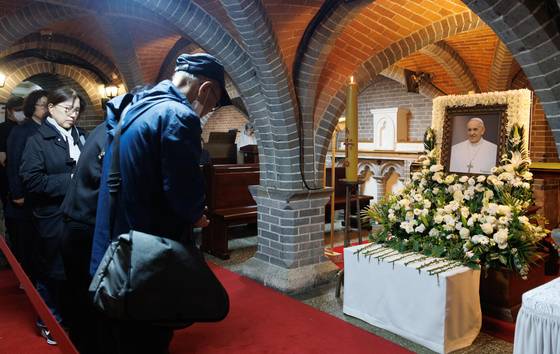 이날 분향소에서 조문하는 시민 모습. [사진 사진공동취재단]