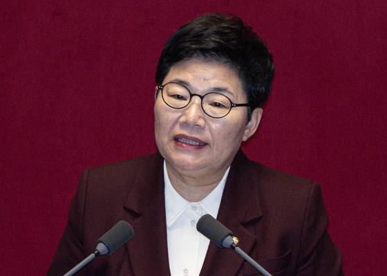 임이자 국민의힘 의원이 지난 16일 국회에서 열린 본회의에서 교육·사회·문화에 관한 질문에 앞서 발언을 하고 있다. 뉴스1