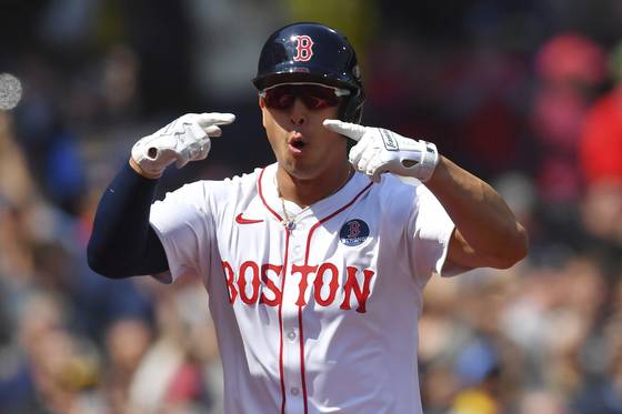 지난 22일 시카고 화이트삭스전에서 '그린 몬스터'를 넘기는 홈런을 친 뒤 기뻐하는 레프스나이더. AP=연합뉴스