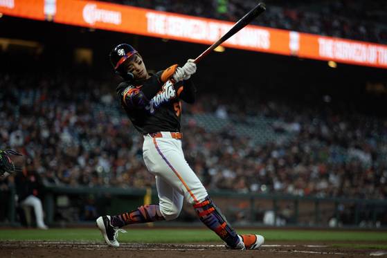 3회 1사 1,3루 찬스에서 헛스윙 삼진으로 물러나는 이정후. AP=연합뉴스