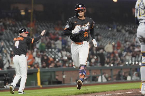 이정후는 8회 볼넷으로 출루한 뒤 후속 2루타 때 홈을 밟아 시즌 20득점째를 기록했다. AP=연합뉴스