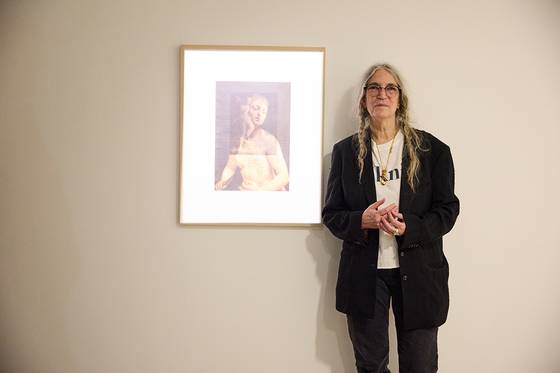 작품 앞에 선 패티 스미스. 파솔리니 감독의 영화 '메데이아'에서 영감을 얻어 모자상 위에 그림을 그렸다. 사진 piknic