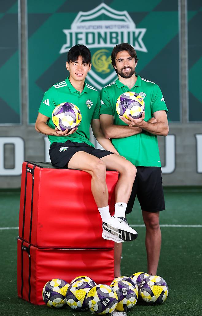 전북 현대의 명가 재건에 앞장서고 있는 전진우(왼쪽)와 이탈리아 출신 콤파뇨. 장정필 객원기자