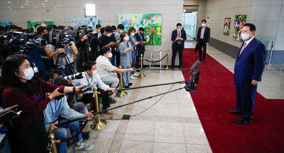 2022년 9월 26일 당시 윤석열 대통령이 서울 용산 대통령실에서 기자들과 출근길 문답(도어스테핑)을 하는 모습. 뉴스1