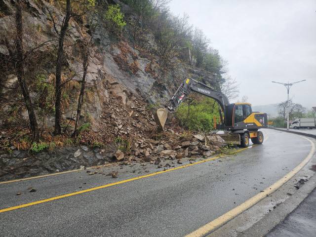 ▲ 22일 춘천시 소양강댐 상층부분 도로에서 낙석 사고가 발생, 차량 통행이 차단됐다. 춘천시 제공