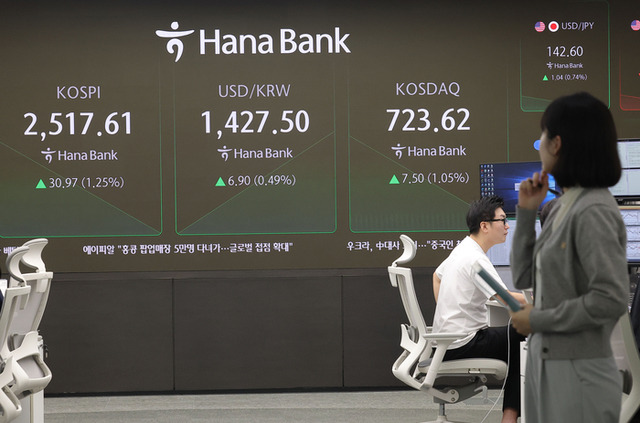 ▲ 23일 오전 서울 중구 하나은행 본점 딜링룸에서 딜러가 업무를 보고 있다. 2025.4.23 연합뉴스