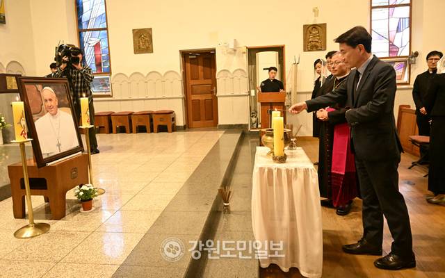 ▲ 23일 춘천 죽림동 성당에 지난 21일 선종한 프란치스코 교황을 추모하는 분향소가 마련돼 김진태 도지사가 조문을 하고 있다. 김정호
