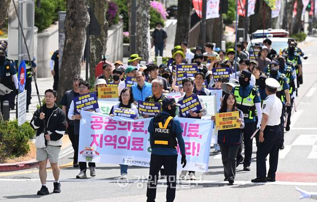 ▲ 전국보건의료산업노조 강원지역본부(본부장 함준식)가 23일 춘천세무서에서 강원도청까지 피켓을 들고 공공의료 강화를 촉구하는 행진 시위를 진행했다. 김정호