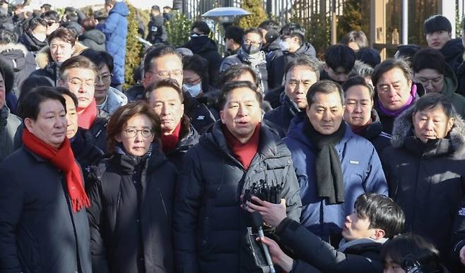 ▲ 공수처 경찰이 윤석열 대통령에 대한 2차 체포영장 집행에 나선 지난 1월 15일 서울 용산구 한남동 대통령 관저 입구에 발언하는 국민의힘 의원들 [연합뉴스]&nbsp;