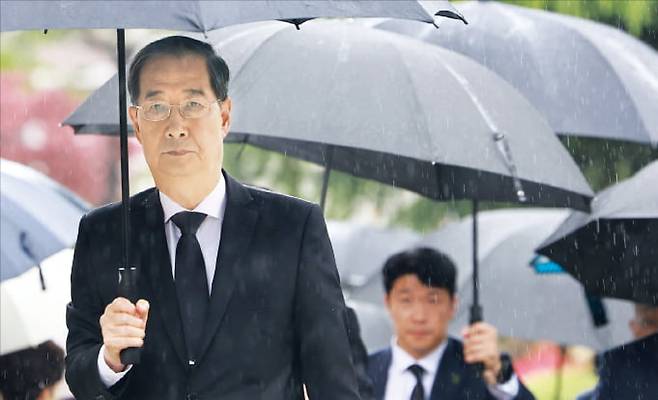 교황 조문 간 한덕수   한덕수 대통령 권한대행이 22일 프란치스코 교황 조문을 마친 뒤 서울 중구 명동성당을 나서고 있다.  김범준 기자