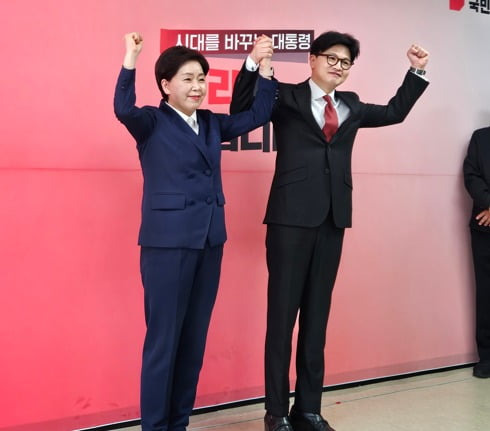양향자 전 의원이 국민의힘 대선 경선에서 탈락한 이후 23일 한동훈 후보에 대한 지지를 선언하고 있다.