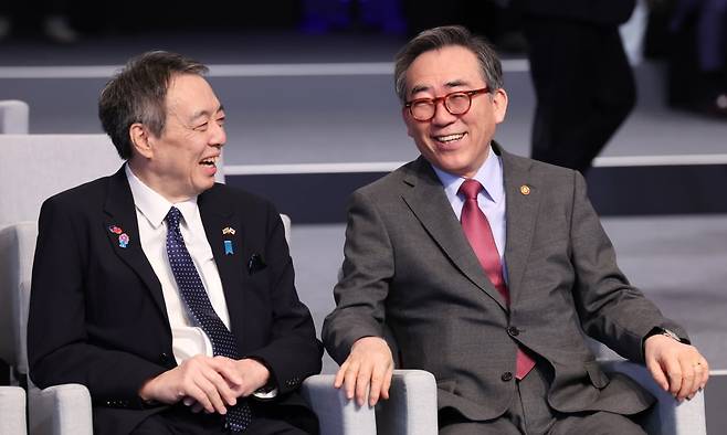 조태열 외교부 장관과 미즈시마 코이치(Mizushima Koichi) 주한 일본대사가 23일 오전 서울 용산구 그랜드하얏트 호텔에서 열린 '아산 플래넘 2025'에서 대화를 나누고 있다. / 사진=뉴스1