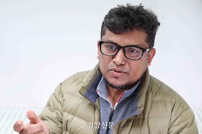 방글라데시 출신 이주노동자 압둘 라티프가 지난 15일 울산광역시 북구 울산이주민센터에서 경향신문과 인터뷰하고 있다. 2025.04.15. 정효진 기자
