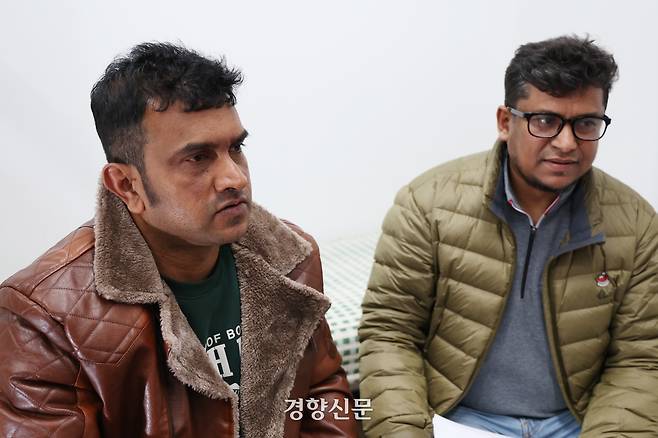 스리랑카 출신 이주노동자 무디다 마노즈(왼쪽), 방글라데시 국적 이주노동자 압둘 라티프가 지난 15일 울산광역시 북구 울산이주민센터에서 경향신문과 인터뷰하고 있다. 2025.04.15. 정효진 기자