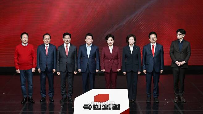 국민의힘 대선 1차 경선 후보들이 지난 18일 서울 강서구 ASSA 아트홀에서 열린 비전대회에서 기념촬영을 하고 있다. 국회사진기자단