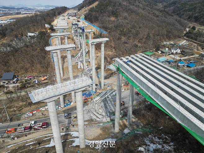 지난 2월 25일 인명피해가 발생한 서울세종고속도로 경기도 안성시 서운면 공사현장에서 소방당국이 구조활동을 이어가고 있다. 이날 오전 9시 29분께 서울세종고속도로 안산~용인 구간 연결공사 교량 2단계 작업 중 사고가 발생해 4명이 사망하고 중상 5명·경상 1명의 인명피해가 발생했다. 이준헌 기자