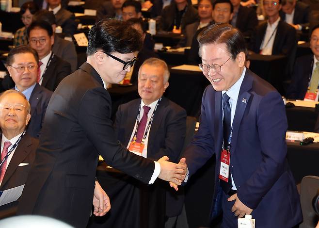 한동훈 국민의힘 대선 경선 후보와 이재명 더불어민주당 대선 경선 후보가 지난해 10월23일 서울 포시즌스호텔에서 열린 중앙포럼에서 인사하고 있다. 국회사진기자단