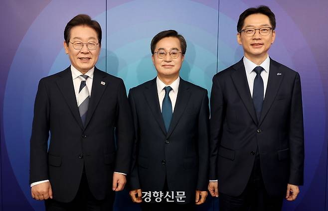 더불어민주당 제21대 대통령선거 경선에 나선 이재명(왼쪽부터), 김동연, 김경수 예비후보가 23일 오후 서울 여의도 오마이TV 스튜디오에서 열린 오마이TV 초청 토론회 시작하기에 앞서 기념촬영을 하고 있다. 국회사진기자단