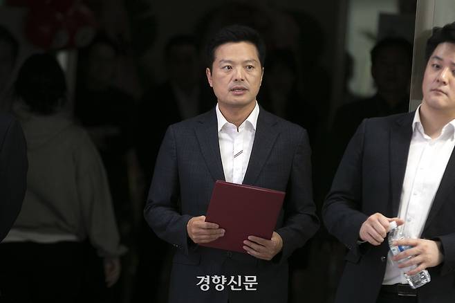 2023년 10월11일 김태우 당시 강서구청장 보궐선거 후보자가 진교훈 더불어민주당 후보에게 큰 표 차이로 지는 결과가 나오자 패배를 인정하는 연설을 하기 위해 강서구 마곡동 선거사무소로 들어오고 있다. 사진공동취재단