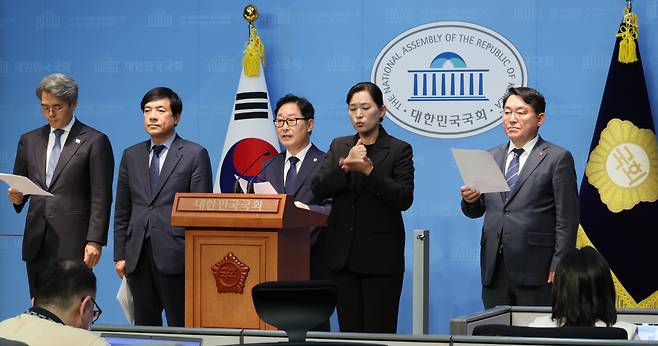 대법 심리에 입장 밝히는 민주당 법사위원들 더불어민주당 소속 국회 법제사법위원회 위원들이 23일 국회에서 이재명 대선 경선 후보의 공직선거법 사건에 대한 대법원 전원합의체 심리와 관련해 기자회견을 하고 있다. 연합뉴스