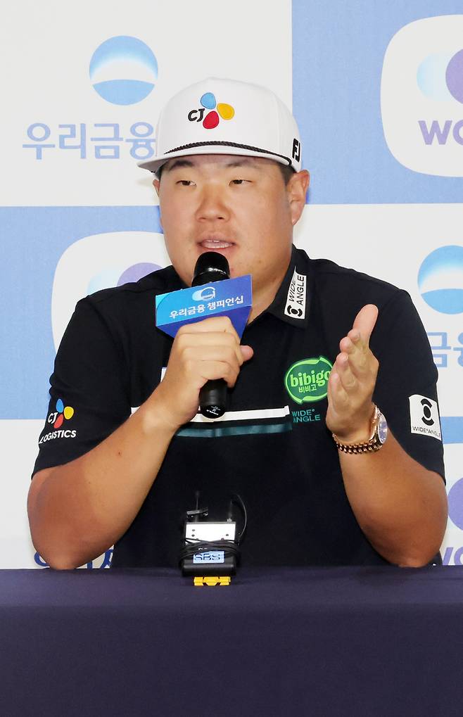 임성재가 23일 경기 파주시 서원밸리 골프클럽에서 한국프로골프(KPGA) 투어 우리금융 챔피언십 개막을 하루 앞두고 열린 기자회견에서 취재진의 질문에 답하고 있다. 파주 | 연합뉴스