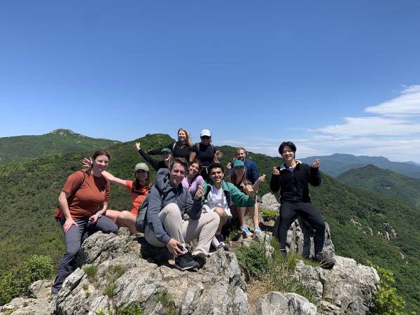부산 거점 관광상품으로 금정산을 방문해 기념 촬영 중인 외국관광객들. 부산관광공사 제공