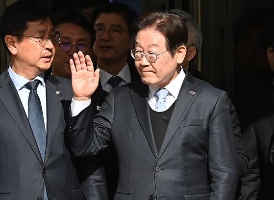 Lee Jae-myung, then-leader of the Democratic Party, greets his supporters after attending an appellate court hearing at the Seoul High Court in Seocho District in southern Seoul on March 26. He was acquitted in the second trial on charges of violating the Public Official Election Act. [NEWS1]