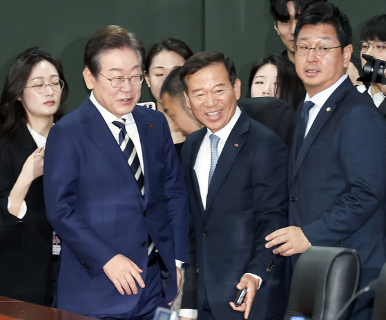 Democratic Party presidential contender Lee Jae-myung attends a policy roundtable on capital market revitalization held at the Korea Financial Investment Association in Yeouido, western Seoul, on April 21. [KIM SEONG-RYONG]