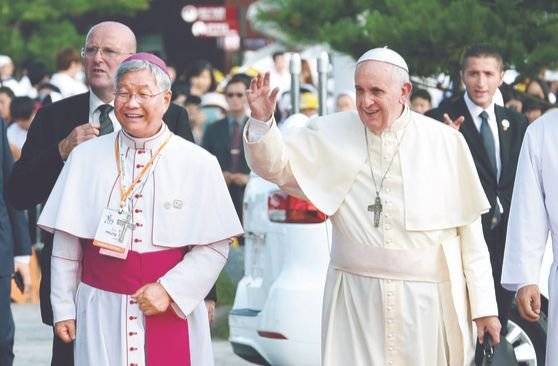 Cardinal Lazarus You Heung-sik, left, and late Pope Francis in 2014 during the pope's visit to Korea. [JOINT PRESS CORPS]