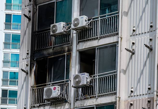 21일 서울 관악구 봉천동 아파트에서 한 남성이 농약살포기로 추정되는 도구로 불을 질러 아파트 내부와 외벽이 검게 그을려 있다. 유희태 기자