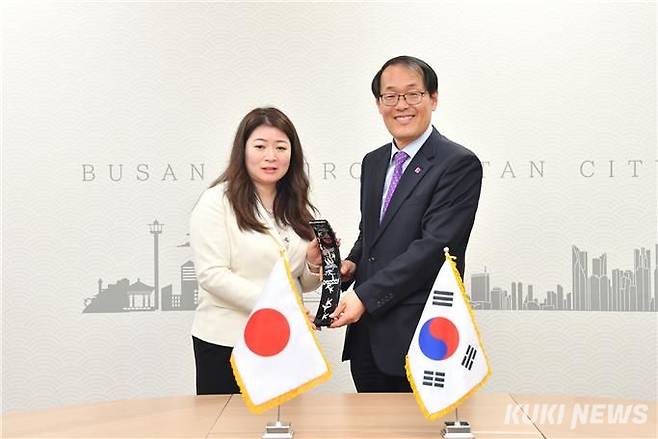 이준승 부산시 행정부시장이 22일 오후 시청에서 바바 유코 일본 나가사키현 부지사(왼쪽)를 접견하고 있다. 부산광역시 제공&nbsp;