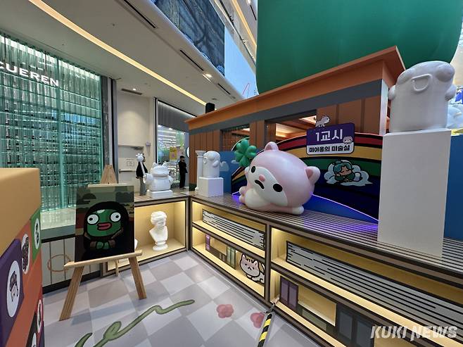 111퍼센트가 23일 경기 하남 신장동 스타필드 하남에서 모바일 게임 ‘운빨존많겜’ 지식재산권(IP)을 활용한 오프라인 팝업 스토어 ‘운빨초등학교’를 열었다. 1교시 미야옹의 미술실 모습. 유채리 기자