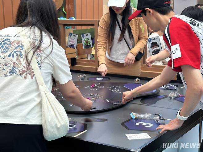 111퍼센트가 경기 하남 신장동 스타필드 하남에서 연 모바일 게임 ‘운빨존많겜’ 지식재산권(IP)을 활용한 오프라인 팝업 스토어 ‘운빨초등학교’에 23일 방문한 이들이 게임에 참여하고 있다. 유채리 기자&nbsp;