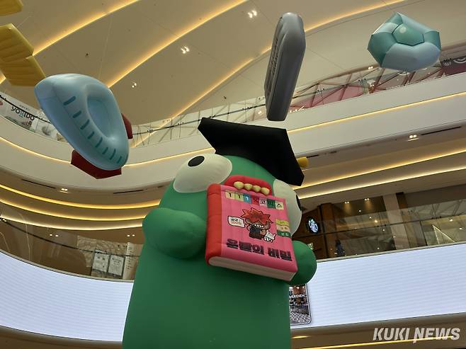 111퍼센트가 23일 경기 하남 신장동 스타필드 하남에서 모바일 게임 ‘운빨존많겜’ 지식재산권(IP)을 활용한 오프라인 팝업 스토어 ‘운빨초등학교’를 열었다. 초등학교 콘셉트에 맞춰 제작된 블롭 캐릭터 벌룬. 유채리 기자