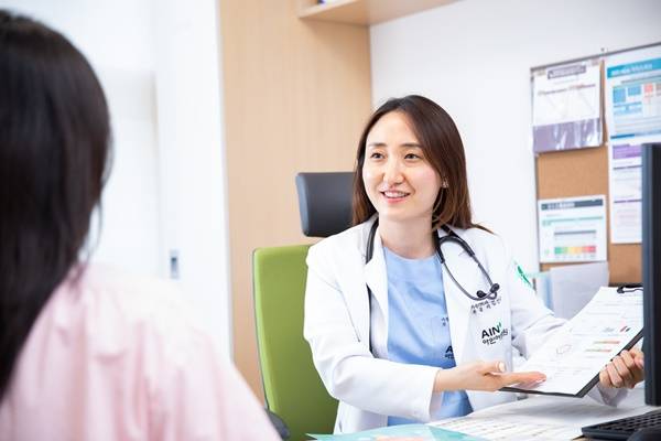 지난 6월28일 기자와 만난 김선숙 아인병원 면역증진센터장이 암 치료 전후 이뤄지는 환자 관리 체계에 대해 설명하고 있다. 