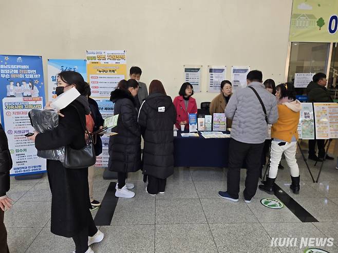 충남도가 대학 입학식을 찾아 청년정책을 홍보하고 있다.
