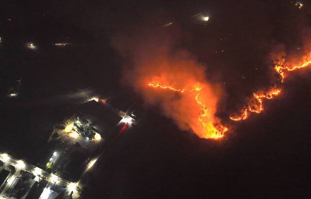 지난달 26일 경북 안동시 남선농공단지 인근 야산이 의성에서 시작된 산불로 불타고 있다. 권현구 기자