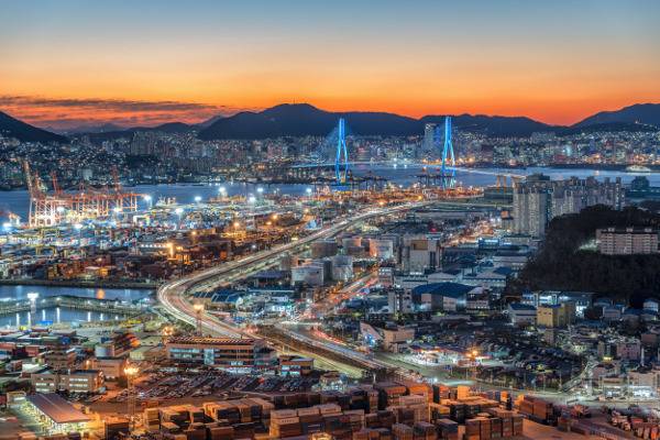 부산 남구 봉오리산에서 바라본 신선·감만 컨테이너터미널 야경. 부산시 제공