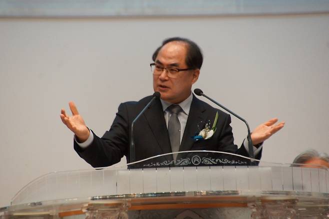 정태진 예장고신 총회장이 23일 부산 고신대에서 열린 고려학원 제31대 이사장 및 이사, 감사 취임식에서 설교하고 있다.