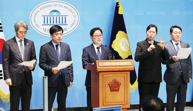 박범계(가운데) 국회 법제사법위원회 소속 더불어민주당 간사 등 의원들이 23일 서울 여의도 국회 소통관에서 기자회견을 열고 이재명 대선 경선 후보의 공직선거법 무죄 판결 대법원 전원합의체 회부에 관한 입장을 밝히고 있다. 연합뉴스