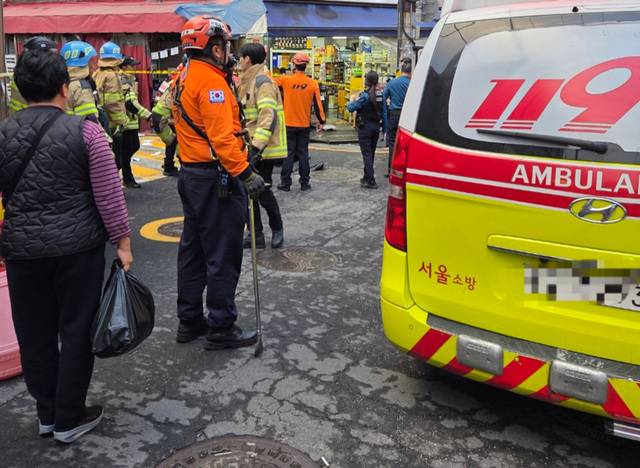 지난 22일 소방대원들이 미아역 인근에서 발생한 흉기 난동 사고 현장을 정리하는 모습. 독자 제공