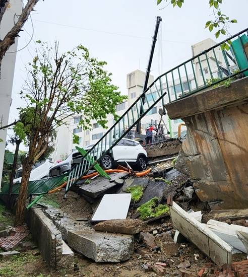 남양주 화도읍 한 아파트단지 지상 주차장 옹벽 붕괴사고 현장. 경기도북부소방재난본부 제공