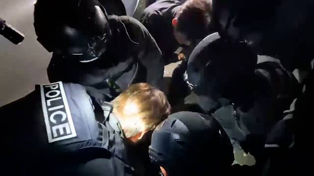 경찰 특공대원들이 50대 남성 A씨를 체포하고 있다. 경기남부경찰청 제공