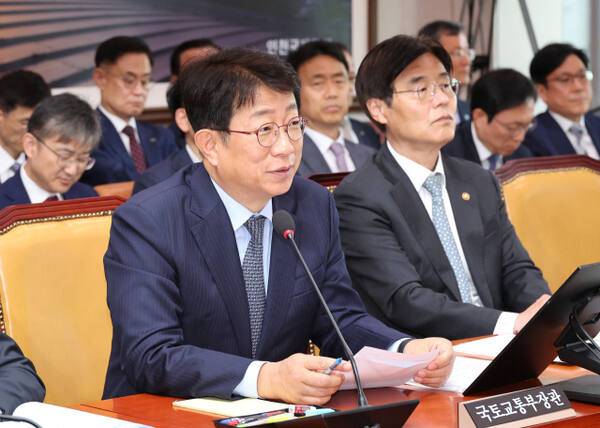 박상우 국토교통부 장관이 23일 서울 여의도 국회에서 열린 국토교통위원회 전체회의에서 의원 질의에 답변하고 있다. 연합뉴스